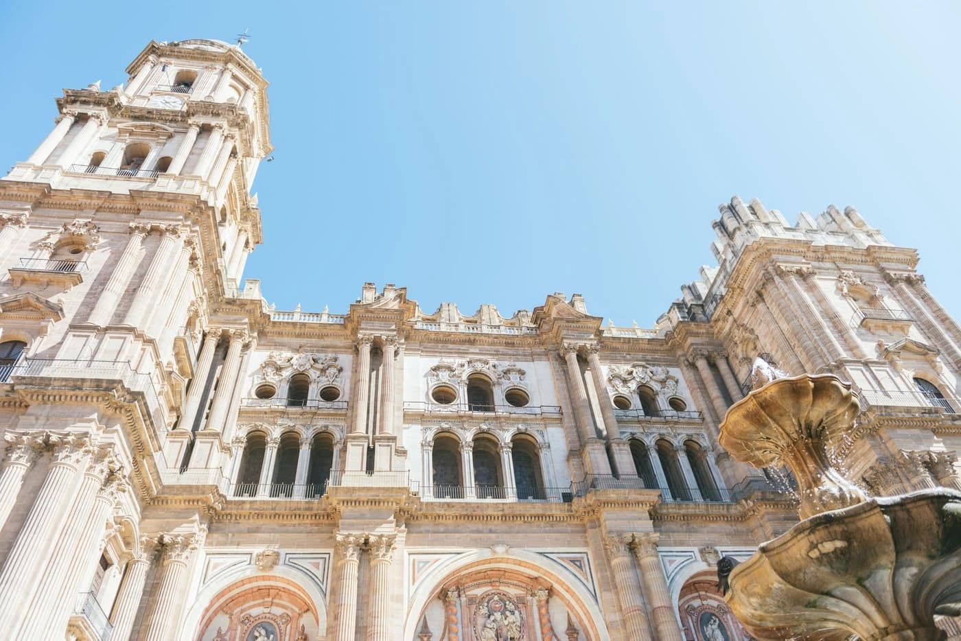 Grupo de turistas en free tour por la Alcazaba de Málaga